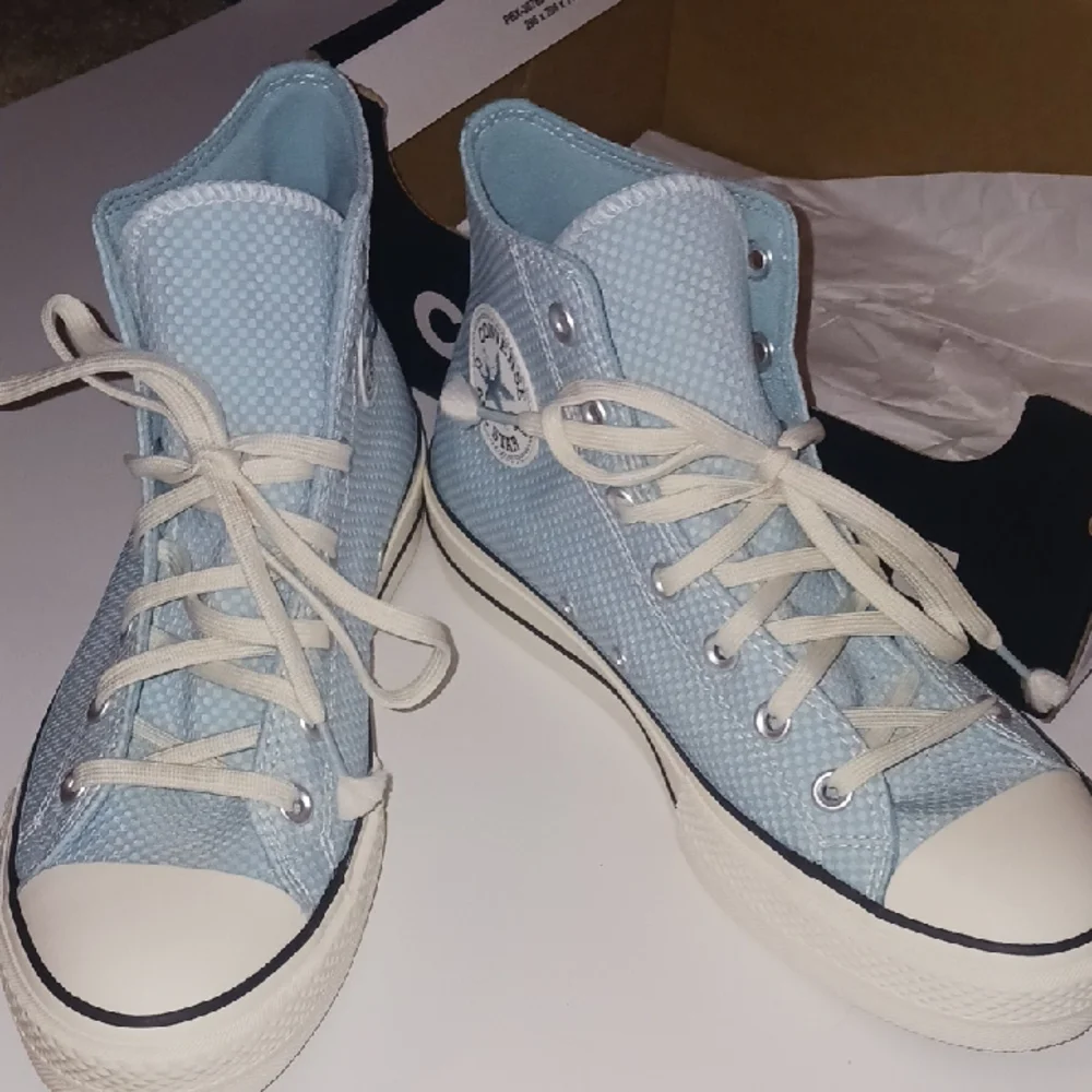 Converse Women's Blue Sneakers - Size 9.5 - Picture 7 of 8